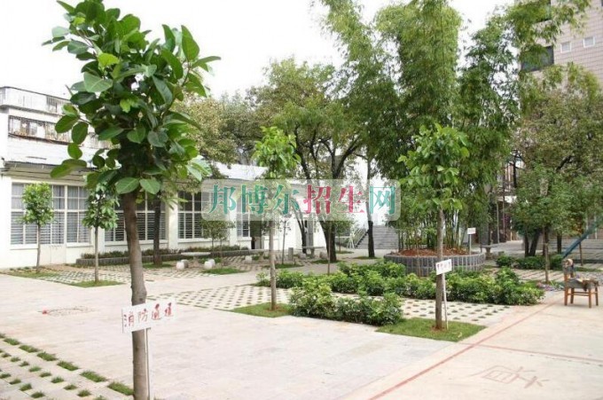 新疆石河子職業(yè)技術(shù)學院招生辦聯(lián)系電話