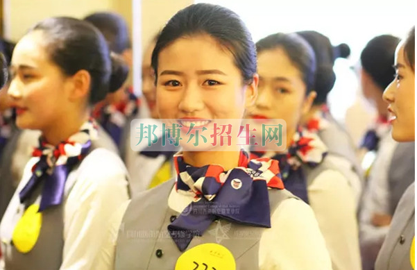 成都航空旅游職業(yè)學校開啟新學期首場招聘，場面火爆美女如云