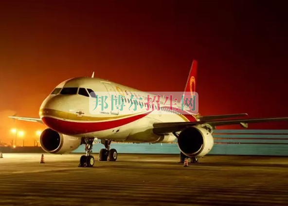 成都航空旅游職業(yè)學校開啟新學期首場招聘，場面火爆美女如云