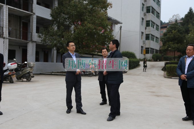 縣教科體局黨委書記、局長(zhǎng)馮遼平深入平昌縣西興職業(yè)中學(xué)調(diào)研