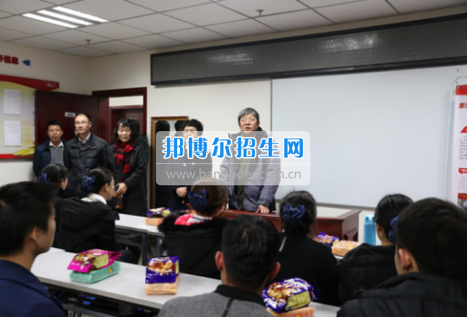 領(lǐng)導親切慰問重慶公共運輸職業(yè)學院2017年成都鐵路局重慶客運段春運志愿者