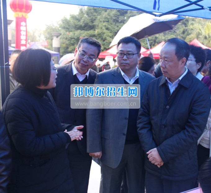 南充師范學(xué)?；ㄩ_(kāi)滿(mǎn)堂盛世春——南充師范歡慶“三八”節(jié)