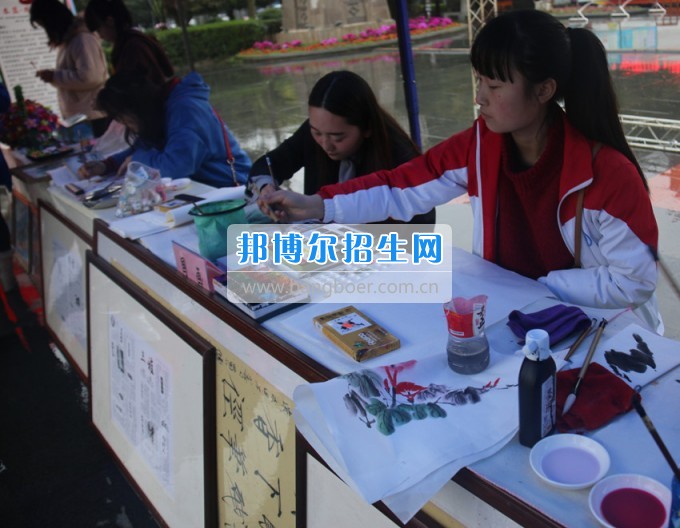 南充師范學(xué)?；ㄩ_(kāi)滿(mǎn)堂盛世春——南充師范歡慶“三八”節(jié)