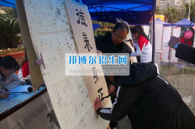 南充師范學(xué)?；ㄩ_(kāi)滿(mǎn)堂盛世春——南充師范歡慶“三八”節(jié)