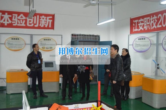 縣科協(xié)領導到四川省江安縣職業(yè)技術學?？赐麢C器人大賽師生