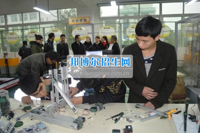 縣科協(xié)領導到四川省江安縣職業(yè)技術學?？赐麢C器人大賽師生