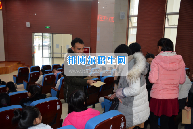 川南幼兒師范高等?？茖W校開展為困難學生送溫暖活動