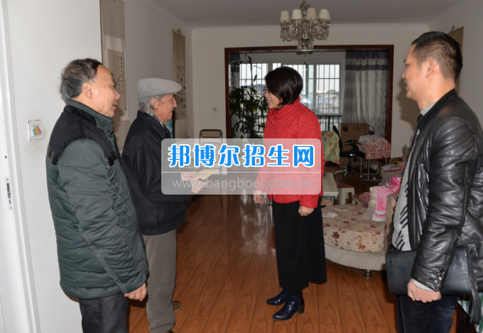川南幼兒師范高等?？茖W(xué)校領(lǐng)導(dǎo)帶隊(duì)慰問生活困難教職工、老黨員和老干部