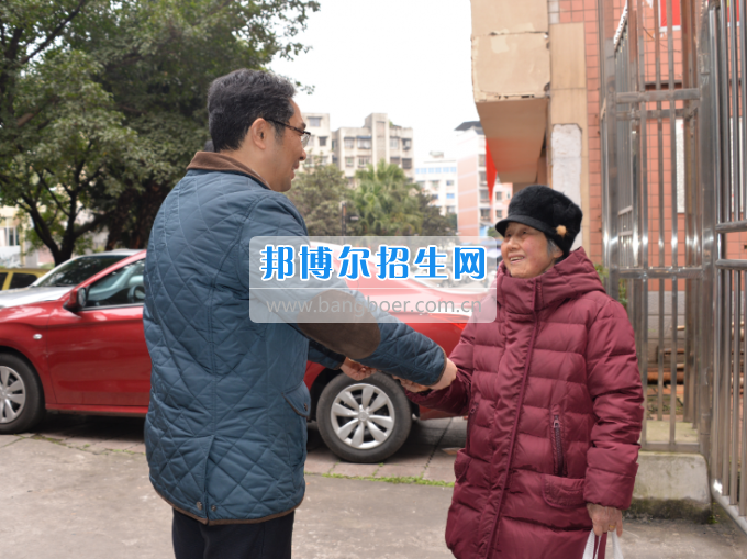 川南幼兒師范高等?？茖W(xué)校領(lǐng)導(dǎo)帶隊(duì)慰問生活困難教職工、老黨員和老干部