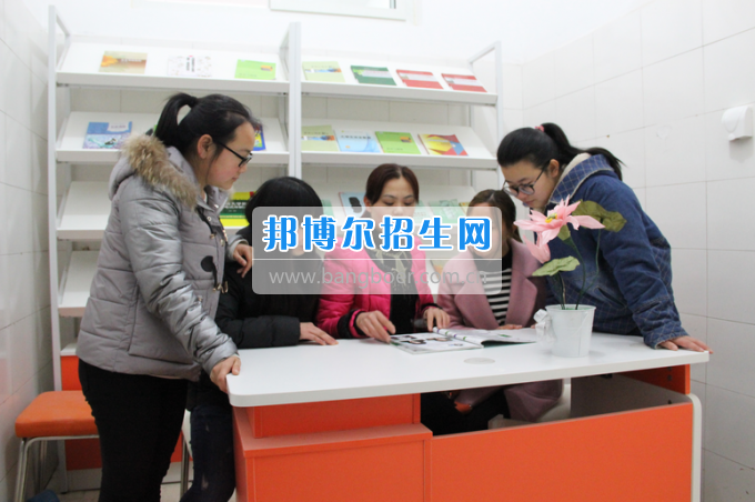 川南幼兒師范高等?？茖W(xué)校黨團(tuán)工作站、圖書漂流站在學(xué)生公寓正式運(yùn)行
