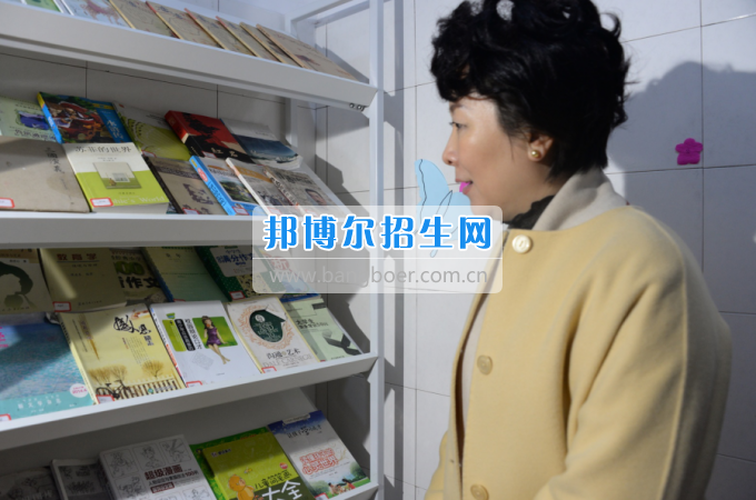市委常委、宣傳部長潘梅到川南幼兒師范高等專科學(xué)校調(diào)研思想政治工作