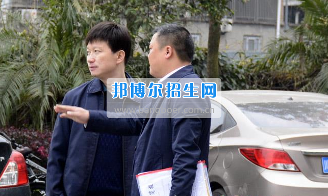 區(qū)委常委、宣傳部長(zhǎng)邱躍峰一行視察南充市建華職業(yè)中學(xué)