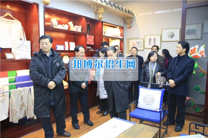四川音樂學(xué)院黨委書記、院長林戈?duì)柦淌谝恍械酱ū庇變簬煼陡叩葘？茖W(xué)?？疾? width=