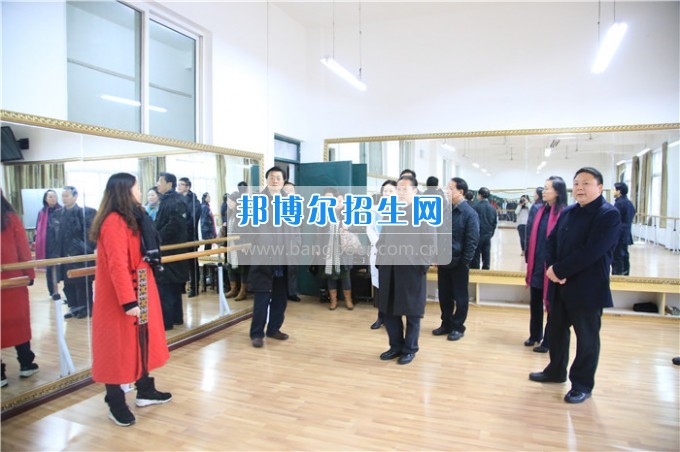 四川音樂學(xué)院黨委書記、院長林戈?duì)柦淌谝恍械酱ū庇變簬煼陡叩葘？茖W(xué)?？疾? width=