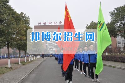 四川省什邡市職業(yè)中專學(xué)校拉練路上，我們擼起袖子邁步向前