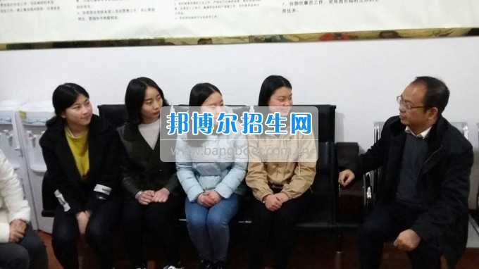南充師范學(xué)校蔡禮儒校長(zhǎng)赴高坪、嘉陵參加實(shí)習(xí)就業(yè)基地掛牌并看望實(shí)習(xí)生