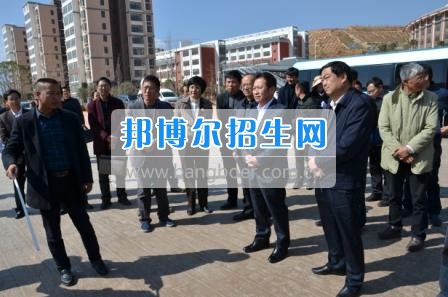 州委、州政府主要領(lǐng)導(dǎo)調(diào)研大理衛(wèi)校整體搬遷建設(shè)工作  2月10日下午，州委書記陳堅(jiān)和州委副書記、州長(zhǎng)楊健等領(lǐng)導(dǎo)蒞臨大理衛(wèi)校(大理護(hù)理職業(yè)學(xué)院)海東新校區(qū)，對(duì)學(xué)校整體搬遷項(xiàng)目建設(shè)情況進(jìn)行實(shí)地調(diào)研，并在龍山國(guó)際會(huì)議中心主持召開推進(jìn)大理衛(wèi)校(大理護(hù)理職業(yè)學(xué)院)整體搬遷建設(shè)專題會(huì)議。楊泓濤校長(zhǎng)代表學(xué)校匯報(bào)了學(xué)校的工作情況，海開委、州衛(wèi)計(jì)委、州教育局、州財(cái)政局、州發(fā)改委、州委編辦、州人社局、州審計(jì)局等部門領(lǐng)導(dǎo)對(duì)大理衛(wèi)校(大理護(hù)理職業(yè)學(xué)院)整體搬遷建設(shè)情況進(jìn)行了匯報(bào)說明。   會(huì)上,陳堅(jiān)書記強(qiáng)調(diào),各主管部門要站在促進(jìn)全州教育、衛(wèi)生事業(yè)發(fā)展的高度，加強(qiáng)協(xié)調(diào)聯(lián)動(dòng),幫助解決大理衛(wèi)校整體搬遷工作推進(jìn)上的瓶頸問題,以高標(biāo)準(zhǔn)、嚴(yán)要求組織驗(yàn)收和掃尾工作，保證施工安全、建筑安全及搬遷后的校園安全。楊健州長(zhǎng)重申了實(shí)現(xiàn)整體搬遷的意義，并要求學(xué)校要在升格組建大理護(hù)理職業(yè)學(xué)院的同時(shí)，保留大理衛(wèi)校的牌子和教學(xué)優(yōu)勢(shì)，不斷提高辦學(xué)質(zhì)量，擴(kuò)大辦學(xué)規(guī)模，為全州衛(wèi)生事業(yè)發(fā)展輸送更多優(yōu)質(zhì)人才。   此次調(diào)研和座談會(huì)充分體現(xiàn)了州委、州政府對(duì)于學(xué)校整體搬遷建設(shè)的高度重視，也為學(xué)校發(fā)展指明了方向。學(xué)校領(lǐng)導(dǎo)對(duì)州委、州政府長(zhǎng)期以來對(duì)學(xué)校的關(guān)心和支持致以衷心的感謝，并表示將按照會(huì)議的相關(guān)要求，抓實(shí)各項(xiàng)搬遷準(zhǔn)備工作，確保按時(shí)完成搬遷辦學(xué)。多措并舉做好資金籌措和師資隊(duì)伍建設(shè)，齊心協(xié)力將大理衛(wèi)校(大理護(hù)理職業(yè)學(xué)院)打造成為一所具有特色的一流高等護(hù)理職業(yè)院校。