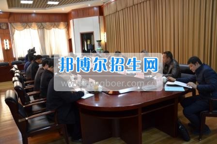 州委、州政府主要領(lǐng)導(dǎo)調(diào)研大理衛(wèi)校整體搬遷建設(shè)工作  2月10日下午，州委書記陳堅(jiān)和州委副書記、州長(zhǎng)楊健等領(lǐng)導(dǎo)蒞臨大理衛(wèi)校(大理護(hù)理職業(yè)學(xué)院)海東新校區(qū)，對(duì)學(xué)校整體搬遷項(xiàng)目建設(shè)情況進(jìn)行實(shí)地調(diào)研，并在龍山國(guó)際會(huì)議中心主持召開推進(jìn)大理衛(wèi)校(大理護(hù)理職業(yè)學(xué)院)整體搬遷建設(shè)專題會(huì)議。楊泓濤校長(zhǎng)代表學(xué)校匯報(bào)了學(xué)校的工作情況，海開委、州衛(wèi)計(jì)委、州教育局、州財(cái)政局、州發(fā)改委、州委編辦、州人社局、州審計(jì)局等部門領(lǐng)導(dǎo)對(duì)大理衛(wèi)校(大理護(hù)理職業(yè)學(xué)院)整體搬遷建設(shè)情況進(jìn)行了匯報(bào)說明。   會(huì)上,陳堅(jiān)書記強(qiáng)調(diào),各主管部門要站在促進(jìn)全州教育、衛(wèi)生事業(yè)發(fā)展的高度，加強(qiáng)協(xié)調(diào)聯(lián)動(dòng),幫助解決大理衛(wèi)校整體搬遷工作推進(jìn)上的瓶頸問題,以高標(biāo)準(zhǔn)、嚴(yán)要求組織驗(yàn)收和掃尾工作，保證施工安全、建筑安全及搬遷后的校園安全。楊健州長(zhǎng)重申了實(shí)現(xiàn)整體搬遷的意義，并要求學(xué)校要在升格組建大理護(hù)理職業(yè)學(xué)院的同時(shí)，保留大理衛(wèi)校的牌子和教學(xué)優(yōu)勢(shì)，不斷提高辦學(xué)質(zhì)量，擴(kuò)大辦學(xué)規(guī)模，為全州衛(wèi)生事業(yè)發(fā)展輸送更多優(yōu)質(zhì)人才。   此次調(diào)研和座談會(huì)充分體現(xiàn)了州委、州政府對(duì)于學(xué)校整體搬遷建設(shè)的高度重視，也為學(xué)校發(fā)展指明了方向。學(xué)校領(lǐng)導(dǎo)對(duì)州委、州政府長(zhǎng)期以來對(duì)學(xué)校的關(guān)心和支持致以衷心的感謝，并表示將按照會(huì)議的相關(guān)要求，抓實(shí)各項(xiàng)搬遷準(zhǔn)備工作，確保按時(shí)完成搬遷辦學(xué)。多措并舉做好資金籌措和師資隊(duì)伍建設(shè)，齊心協(xié)力將大理衛(wèi)校(大理護(hù)理職業(yè)學(xué)院)打造成為一所具有特色的一流高等護(hù)理職業(yè)院校。