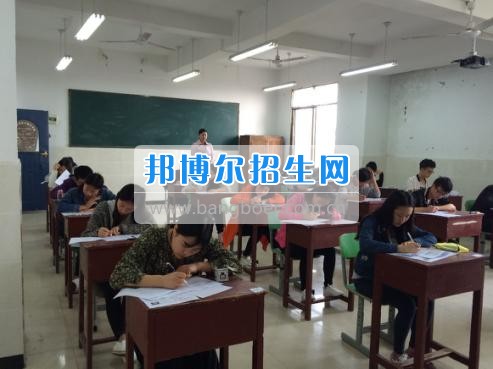 四川三河職業(yè)學(xué)院五年制轉(zhuǎn)錄考試工作圓滿結(jié)束  4月6日-7日，根據(jù)《四川三河職業(yè)學(xué)院2017年五年制轉(zhuǎn)錄考核方案》要求，2017年五年制轉(zhuǎn)錄考試在聯(lián)辦學(xué)校合江少岷職業(yè)技術(shù)學(xué)校張灣校區(qū)舉行，考試由教務(wù)處丁小林副處長(zhǎng)組織，少岷職校有關(guān)領(lǐng)導(dǎo)共同配合開(kāi)展，考試組織嚴(yán)密、紀(jì)律正常、圓滿完成了2017年五年制轉(zhuǎn)錄考試工作。