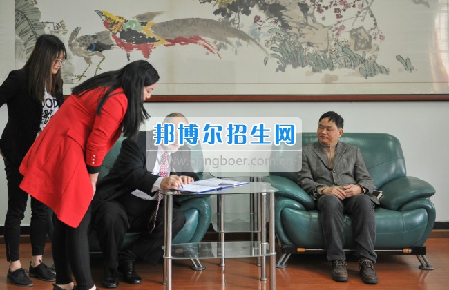2017年樂(lè)山師范學(xué)院領(lǐng)導(dǎo)會(huì)見外籍專家張科德