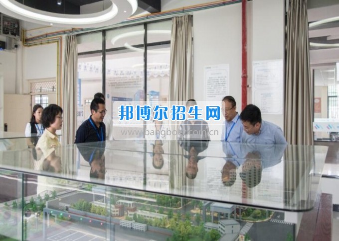 四川省一帶一路促進(jìn)會會長林忠清一行來四川省經(jīng)濟(jì)管理學(xué)校參觀考察，共同商建“一帶一路國際職業(yè)教育中心”