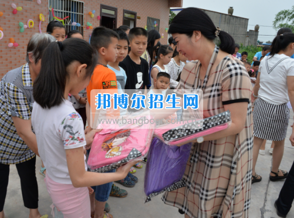 川南幼兒師范高等?？茖W(xué)校在前進(jìn)村留守兒童之家舉行慶“六一“活動