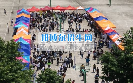 貴州電子信息職業(yè)技術學院各系部聯(lián)合舉辦2017屆畢業(yè)生夏季校園雙選會