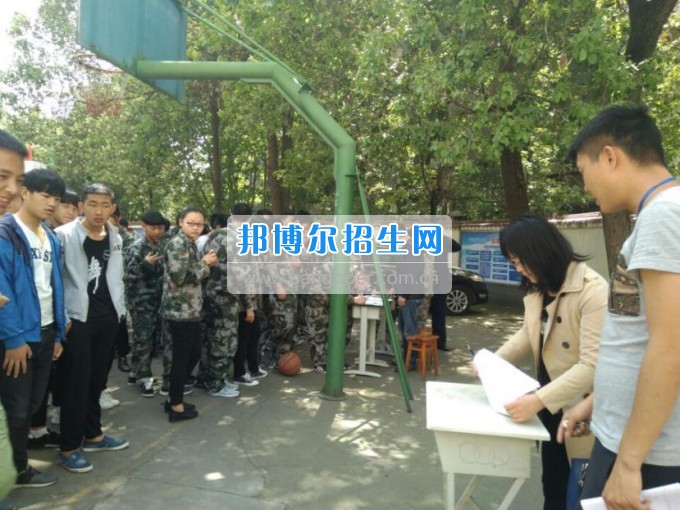 涪城區(qū)學(xué)生資助管理中心到綿陽航空職業(yè)學(xué)校進行2017年春季資助點名工作