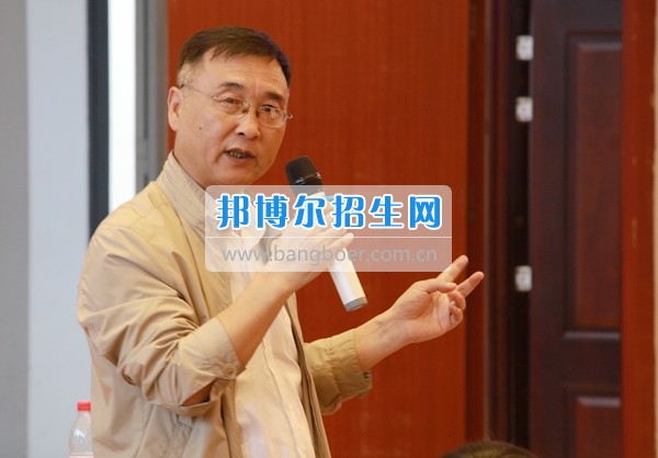 貴州商業(yè)高等?？茖W(xué)校舉行“協(xié)同創(chuàng)新 共謀發(fā)展——高校服務(wù)區(qū)域經(jīng)濟(jì)發(fā)展論壇”