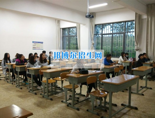 云南商務(wù)職業(yè)學(xué)院召開(kāi)“機(jī)場(chǎng)凈空安全保護(hù)”主題班會(huì)