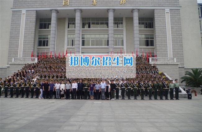 四川管理職業(yè)學院國旗隊參加四川省高校國旗護衛(wèi)隊會操交流活動  為慶祝中國人民解放軍建軍90周年，推進西南地區(qū)高校國旗文化的發(fā)展，持續(xù)發(fā)揮升旗儀式的教育引導作用，深化愛國主義教育，5月20日，我院國旗隊應邀參加了由四川大學錦城學院發(fā)起的會操交流活動。  全省28所高校的國旗護衛(wèi)隊，近千名國旗手齊聚一堂。在莊嚴的升旗儀式后，活動進入會操展示環(huán)節(jié)。我院國旗隊邁著整齊劃一的步伐走過主席臺，展示出了優(yōu)秀的訓練水平和昂揚的精神風貌。當天下午，在四川大學錦城學院大禮堂舉行了“以我火紅青春、譜寫國旗禮贊”大學生升旗手文藝匯演。我院代表隊以優(yōu)雅的舞姿展現(xiàn)了大學生青春的風采。表達了對祖國與學院的炙熱情感和嚴于律己的學習態(tài)度。  此次會操交流活動，加強了省內(nèi)各高校國旗護衛(wèi)隊間的聯(lián)系，弘揚了愛國、愛旗、護旗的精神，獲得了寶貴的經(jīng)驗，明確了努力的方向。我院國旗隊的隊員們紛紛表示：要肩負起捍衛(wèi)國旗尊嚴、宣傳國旗文化的神圣使命!