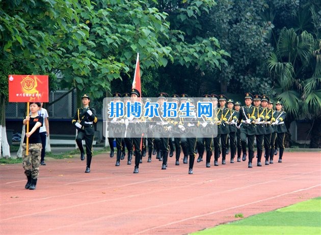 四川管理職業(yè)學院國旗隊參加四川省高校國旗護衛(wèi)隊會操交流活動  為慶祝中國人民解放軍建軍90周年，推進西南地區(qū)高校國旗文化的發(fā)展，持續(xù)發(fā)揮升旗儀式的教育引導作用，深化愛國主義教育，5月20日，我院國旗隊應邀參加了由四川大學錦城學院發(fā)起的會操交流活動。  全省28所高校的國旗護衛(wèi)隊，近千名國旗手齊聚一堂。在莊嚴的升旗儀式后，活動進入會操展示環(huán)節(jié)。我院國旗隊邁著整齊劃一的步伐走過主席臺，展示出了優(yōu)秀的訓練水平和昂揚的精神風貌。當天下午，在四川大學錦城學院大禮堂舉行了“以我火紅青春、譜寫國旗禮贊”大學生升旗手文藝匯演。我院代表隊以優(yōu)雅的舞姿展現(xiàn)了大學生青春的風采。表達了對祖國與學院的炙熱情感和嚴于律己的學習態(tài)度。  此次會操交流活動，加強了省內(nèi)各高校國旗護衛(wèi)隊間的聯(lián)系，弘揚了愛國、愛旗、護旗的精神，獲得了寶貴的經(jīng)驗，明確了努力的方向。我院國旗隊的隊員們紛紛表示：要肩負起捍衛(wèi)國旗尊嚴、宣傳國旗文化的神圣使命!