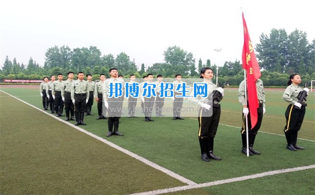四川管理職業(yè)學院國旗隊參加四川省高校國旗護衛(wèi)隊會操交流活動  為慶祝中國人民解放軍建軍90周年，推進西南地區(qū)高校國旗文化的發(fā)展，持續(xù)發(fā)揮升旗儀式的教育引導作用，深化愛國主義教育，5月20日，我院國旗隊應邀參加了由四川大學錦城學院發(fā)起的會操交流活動。  全省28所高校的國旗護衛(wèi)隊，近千名國旗手齊聚一堂。在莊嚴的升旗儀式后，活動進入會操展示環(huán)節(jié)。我院國旗隊邁著整齊劃一的步伐走過主席臺，展示出了優(yōu)秀的訓練水平和昂揚的精神風貌。當天下午，在四川大學錦城學院大禮堂舉行了“以我火紅青春、譜寫國旗禮贊”大學生升旗手文藝匯演。我院代表隊以優(yōu)雅的舞姿展現(xiàn)了大學生青春的風采。表達了對祖國與學院的炙熱情感和嚴于律己的學習態(tài)度。  此次會操交流活動，加強了省內(nèi)各高校國旗護衛(wèi)隊間的聯(lián)系，弘揚了愛國、愛旗、護旗的精神，獲得了寶貴的經(jīng)驗，明確了努力的方向。我院國旗隊的隊員們紛紛表示：要肩負起捍衛(wèi)國旗尊嚴、宣傳國旗文化的神圣使命!