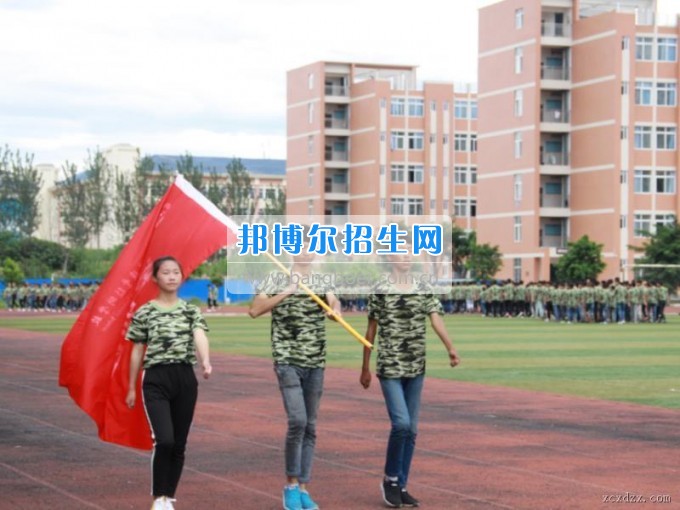 西昌現(xiàn)代職業(yè)技術(shù)學(xué)校舉行2017級新生軍訓(xùn)閱兵式暨軍訓(xùn)表彰大會(huì)