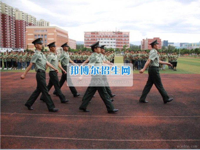 西昌現(xiàn)代職業(yè)技術(shù)學(xué)校舉行2017級新生軍訓(xùn)閱兵式暨軍訓(xùn)表彰大會(huì)