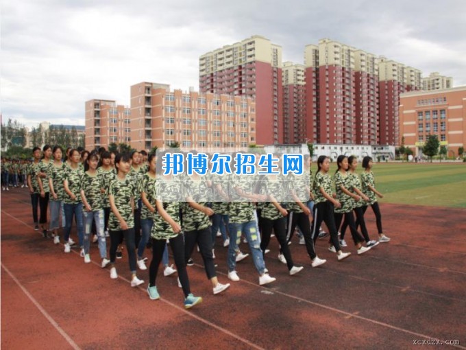 西昌現(xiàn)代職業(yè)技術(shù)學(xué)校舉行2017級新生軍訓(xùn)閱兵式暨軍訓(xùn)表彰大會(huì)