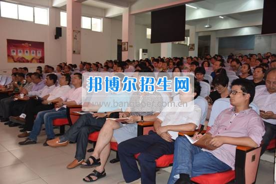 銅仁職業(yè)技術(shù)學院召開“兩學一做”學習教育暨廉政專題黨課報告會