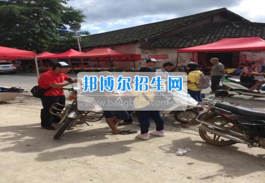 貴州大學(xué)科技學(xué)院暑期社會實(shí)踐服務(wù)團(tuán)好花紅分隊(duì)深入九門村、金田村、好花紅村開展禁毒防艾宣傳