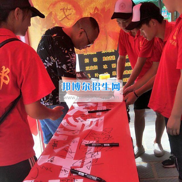 貴州大學(xué)科技學(xué)院暑期社會實(shí)踐服務(wù)團(tuán)好花紅分隊(duì)深入九門村、金田村、好花紅村開展禁毒防艾宣傳