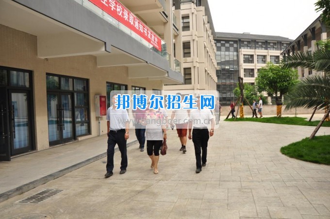 　　攀枝花學(xué)院土木工程學(xué)院副校長(zhǎng)石維富帶隊(duì)檢查康養(yǎng)學(xué)院后勤準(zhǔn)備工作  　　7月10日，攀枝花學(xué)院土木工程學(xué)院副校長(zhǎng)石維富帶領(lǐng)學(xué)生處、后管處、網(wǎng)計(jì)中心、后勤集團(tuán)、宣傳部、康養(yǎng)學(xué)院、花舞人間公司相關(guān)負(fù)責(zé)人一同視察了康養(yǎng)學(xué)院后勤保障準(zhǔn)備工作。  　　石維富主要檢查了學(xué)生寢室、教室、實(shí)驗(yàn)室、食堂、運(yùn)動(dòng)場(chǎng)等校園環(huán)境設(shè)施的準(zhǔn)備情況。相關(guān)單位對(duì)準(zhǔn)備工作中存在的問(wèn)題提出了具體整改意見(jiàn)。最后石維富要求相關(guān)單位積極配合花舞人間公司做好開(kāi)學(xué)前準(zhǔn)備工作，并希望花舞人間公司加快工作進(jìn)度，確保在開(kāi)學(xué)前各項(xiàng)準(zhǔn)備工作保質(zhì)保量完成。  　　