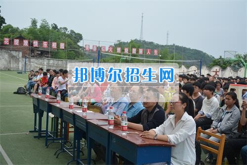　　我校隆重舉行2017年預(yù)備班學(xué)生“各展所長，揚帆起航”文藝匯演  　　為了豐富同學(xué)們的課余生活，提高同學(xué)們的文藝素養(yǎng)，增強(qiáng)班級間的凝聚力和親和力。6月2日晚，我校在球類運動場舉辦了預(yù)備班“各展所長，揚帆起航”學(xué)生文藝匯演，全體預(yù)備班學(xué)生和職高部學(xué)生共800多名以及20多名教職工觀看了演出。  　　此次文藝匯演的節(jié)目內(nèi)容形式多樣、內(nèi)容豐富，激情的開場舞——《GOODBOY》中拉開了帷幕，伴隨著一陣陣掌聲，歌舞、小品、朗誦、相聲等精心準(zhǔn)備的22個精彩的節(jié)目為觀眾呈現(xiàn)了一道豐富的視聽盛宴，最后全體師生齊唱的《難忘今宵》把本場文藝匯演推向了高潮，掌聲和歡呼聲此起彼伏，臺上臺下成了一片激情四溢的海洋，本場文藝匯演畫上了圓滿的句號。  　　此次文藝匯演演出的成功舉辦，充分彰顯了我校預(yù)備班學(xué)生的個性，讓預(yù)備班學(xué)生充分感受到育才職高的魅力。