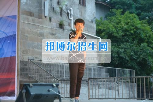 　　我校隆重舉行2017年預(yù)備班學(xué)生“各展所長，揚帆起航”文藝匯演  　　為了豐富同學(xué)們的課余生活，提高同學(xué)們的文藝素養(yǎng)，增強(qiáng)班級間的凝聚力和親和力。6月2日晚，我校在球類運動場舉辦了預(yù)備班“各展所長，揚帆起航”學(xué)生文藝匯演，全體預(yù)備班學(xué)生和職高部學(xué)生共800多名以及20多名教職工觀看了演出。  　　此次文藝匯演的節(jié)目內(nèi)容形式多樣、內(nèi)容豐富，激情的開場舞——《GOODBOY》中拉開了帷幕，伴隨著一陣陣掌聲，歌舞、小品、朗誦、相聲等精心準(zhǔn)備的22個精彩的節(jié)目為觀眾呈現(xiàn)了一道豐富的視聽盛宴，最后全體師生齊唱的《難忘今宵》把本場文藝匯演推向了高潮，掌聲和歡呼聲此起彼伏，臺上臺下成了一片激情四溢的海洋，本場文藝匯演畫上了圓滿的句號。  　　此次文藝匯演演出的成功舉辦，充分彰顯了我校預(yù)備班學(xué)生的個性，讓預(yù)備班學(xué)生充分感受到育才職高的魅力。