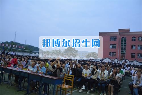 　　我校隆重舉行2017年預(yù)備班學(xué)生“各展所長，揚帆起航”文藝匯演  　　為了豐富同學(xué)們的課余生活，提高同學(xué)們的文藝素養(yǎng)，增強(qiáng)班級間的凝聚力和親和力。6月2日晚，我校在球類運動場舉辦了預(yù)備班“各展所長，揚帆起航”學(xué)生文藝匯演，全體預(yù)備班學(xué)生和職高部學(xué)生共800多名以及20多名教職工觀看了演出。  　　此次文藝匯演的節(jié)目內(nèi)容形式多樣、內(nèi)容豐富，激情的開場舞——《GOODBOY》中拉開了帷幕，伴隨著一陣陣掌聲，歌舞、小品、朗誦、相聲等精心準(zhǔn)備的22個精彩的節(jié)目為觀眾呈現(xiàn)了一道豐富的視聽盛宴，最后全體師生齊唱的《難忘今宵》把本場文藝匯演推向了高潮，掌聲和歡呼聲此起彼伏，臺上臺下成了一片激情四溢的海洋，本場文藝匯演畫上了圓滿的句號。  　　此次文藝匯演演出的成功舉辦，充分彰顯了我校預(yù)備班學(xué)生的個性，讓預(yù)備班學(xué)生充分感受到育才職高的魅力。