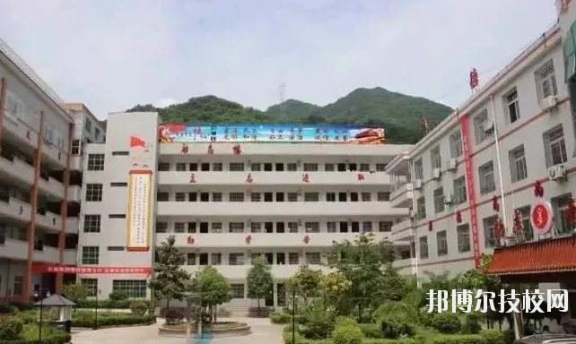 鎮(zhèn)巴縣職業(yè)教育中心2020年報名條件、招生要求、招生對象 
