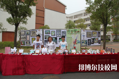 學(xué)校的選擇與報(bào)考是雙向的，不光學(xué)生會選擇一所優(yōu)秀的學(xué)校報(bào)考，學(xué)校也會選擇優(yōu)質(zhì)的學(xué)生進(jìn)行錄取，讓自己的辦學(xué)更上一層樓。因此在報(bào)考前，同學(xué)們很有必要去了解一下學(xué)校的招生要求以及報(bào)名條件。下面就和小編一起來看看井岡山應(yīng)用科技學(xué)校的招生要求吧。  井岡山應(yīng)用科技學(xué)校招生對象：應(yīng)屆初中畢業(yè)生。  井岡山應(yīng)用科技學(xué)校 1.中考準(zhǔn)考證:  2.戶口本前頁及學(xué)生個(gè)人戶口頁復(fù)印件:  3.初中畢業(yè)證復(fù)印件:  4.其它享受國家資助的證件。低保、殘疾等證件:  井岡山應(yīng)用科技學(xué)校簡介 江西省井岡山應(yīng)用科技學(xué)校前身為江西省吉安農(nóng)業(yè)學(xué)校，創(chuàng)辦于1951年10月，是一所全日制普通中等專業(yè)學(xué)校，隸屬于吉安市農(nóng)業(yè)局。2004年4月經(jīng)江西省人民政府批準(zhǔn)，更名為江西省井岡山應(yīng)用科技學(xué)校，2009年12月經(jīng)市教育局批準(zhǔn)，增掛吉安農(nóng)業(yè)學(xué)校校牌，實(shí)行兩塊牌子一套班子。學(xué)校位于吉安市旅游風(fēng)景區(qū)----青原山，校園占地面積180畝，建筑面積7萬余平方米，環(huán)境優(yōu)美，是一所花園式學(xué)校?，F(xiàn)有教職工245人，其中專兼職教師236人，現(xiàn)有在校學(xué)生4078人。  小編總結(jié) 不知道小伙伴們滿足以上要求了嗎?對于想要報(bào)考井岡山應(yīng)用科技學(xué)校的同學(xué)來說，滿足招生要求只是報(bào)考的第一步哦!要確定自己會不會被錄取，就還需要對學(xué)校的錄取分?jǐn)?shù)線做好了解，歡迎大家前往邦博爾技校網(wǎng)進(jìn)行分?jǐn)?shù)線的咨詢。