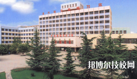 知道一所學校的名字，但是最基本的學校簡介是必須了解的，選學校不能初心，畢竟是關(guān)系到自己的將來。以下是小編整理的蘭州電力學校介紹。  蘭州電力學校層次：中專  蘭州電力學校性質(zhì)：公辦  蘭州電力學校地址：蘭州市安寧區(qū)萬新北路  蘭州電力學校介紹 蘭州電力學校坐落于蘭州安寧區(qū)，環(huán)境優(yōu)美，教學設(shè)施齊全。蘭州電力學校、甘肅電業(yè)職工中等專業(yè)學校、甘肅電力繼續(xù)教育中心三塊牌子，一套機構(gòu)，分署辦公，甘肅電力黨校掛靠在學校。  十幾年來，蘭州電力學校先后招收國家任務(wù)生、社會委培生、市場調(diào)節(jié)生等類學生，為社會和系統(tǒng)培養(yǎng)畢業(yè)生3104名，為甘肅電力系統(tǒng)和農(nóng)電系統(tǒng)培訓學員近16000人。 經(jīng)過十幾年、尤其是90年代中后期的迅速發(fā)展，學校已經(jīng)成為甘肅省中專學校的佼佼者，建有一座中型實習工廠，有計算機多媒體教室、電子閱覽室等18個實驗室和校園計算機網(wǎng)絡(luò)。學校曾經(jīng)和現(xiàn)設(shè)置的專業(yè)有發(fā)電廠及電力系統(tǒng)、電廠熱能動力設(shè)備、電廠化學、建筑工程估價、用電管理、計算機應用、財務(wù)會計、城鎮(zhèn)供用電、農(nóng)村供用電、制冷與空調(diào)安裝、電力營銷、電氣技術(shù)、電子電器、輸配電線路施工檢修與運行、水利水電工程技術(shù)、文化藝術(shù)等近二十個專業(yè)。學制有大中專二年半、在職中專三年、普通中專四年和