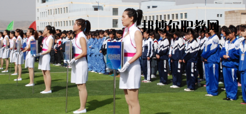 升學(xué)都是選拔性的考試，所以對同學(xué)們都有分數(shù)要求是很正常的，而初中升學(xué)又分為高中和普通中職學(xué)校，而這兩個之間的錄取都是不一樣的，在分數(shù)上面的要求區(qū)別比較大，那么，白銀工業(yè)學(xué)校招生錄取分數(shù)線是多少呢?接下來就為同學(xué)們整理一下。  白銀工業(yè)學(xué)校錄取分數(shù)線 白銀市普高錄取分數(shù)線：460分  白銀工業(yè)學(xué)校拓展閱讀 學(xué)校擁有一支學(xué)歷層次高、專業(yè)水平強、敬業(yè)愛崗、專兼結(jié)合、充滿活力的高素質(zhì)教師隊伍，學(xué)?，F(xiàn)有專兼結(jié)合的教師近200人。其中，研究生學(xué)歷11人，本科學(xué)歷89人，學(xué)歷合格率達92%以上;有高級職稱25人，中級職稱76人;基礎(chǔ)課教師48人，專業(yè)課教師67人，實習(xí)指導(dǎo)教師33人，雙師型教師占16人。教師的學(xué)歷、職稱結(jié)構(gòu)合理，完全能滿足學(xué)校的教學(xué)、實習(xí)實訓(xùn)需要。  學(xué)校擁有十一個專業(yè)實訓(xùn)室。即電子電工實訓(xùn)室、建筑材料實訓(xùn)室、機電一體化實訓(xùn)室、電焊實訓(xùn)室、電器維修實訓(xùn)室、電鋼琴實驗實訓(xùn)室、金工實訓(xùn)室、模具數(shù)控實訓(xùn)室、CID制圖室、中高級電工考核室、銑工實訓(xùn)室。擁有四大實驗室，即化工實驗室、物理實驗室、財會模擬實驗室、語音實驗室。擁有六個微機室，多媒體教室、電教室等現(xiàn)代化教學(xué)設(shè)施。并建成校園網(wǎng)及遠程教育網(wǎng)。學(xué)校將于5月份開工興建的實訓(xùn)樓建成后，將進一步改善實訓(xùn)條件。學(xué)校分南北兩個校區(qū)，占地面積500余畝，校舍建筑面積66000平方米。  上文，就是小編為同學(xué)們整理的關(guān)于白銀工業(yè)學(xué)校所在地的普高錄取分數(shù)線，同學(xué)們可以通過這個分數(shù)線來分析自己現(xiàn)在的一個成績，能夠上高中的話及盡量的上高中。