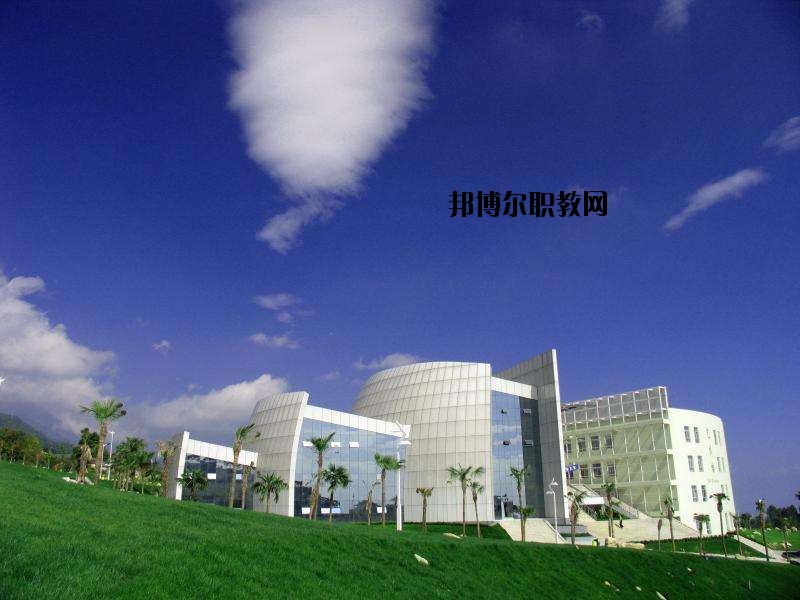 來鳳中等職業(yè)技術學校2020年報名條件、招生要求、招生對象