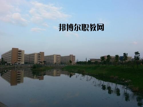 內(nèi)江鐵路機(jī)械學(xué)校2020年報(bào)名條件、招生要求、招生對象