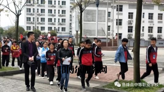 現(xiàn)在的學(xué)校是很多的，不管是高中還是中職都是一樣的多，中職學(xué)校作為國(guó)家補(bǔ)貼的重點(diǎn)，大部分同學(xué)都是要報(bào)讀的了，那如何了解中職學(xué)校呢?那就是電話聯(lián)系比較快了。  息烽縣中等職業(yè)學(xué)校原名息烽縣長(zhǎng)嶺崗高級(jí)農(nóng)業(yè)中學(xué)，1984年4月創(chuàng)辦，幾經(jīng)資源整合與遷校，現(xiàn)為一所全日制中等職業(yè)技術(shù)學(xué)校，學(xué)校主要承擔(dān)中等職業(yè)教育、電大學(xué)歷教育、教師培訓(xùn)、農(nóng)轉(zhuǎn)培等教育教學(xué)任務(wù)。  息烽縣職業(yè)技術(shù)學(xué)校2020年招生辦聯(lián)系電話 息烽縣職業(yè)技術(shù)學(xué)校招生辦電話：0851-87723110  息烽縣職業(yè)技術(shù)學(xué)校招生辦地址：息烽縣永靖鎮(zhèn)福利橋路22號(hào)  息烽縣職業(yè)技術(shù)學(xué)校拓展閱讀 現(xiàn)一期工程實(shí)際建設(shè)情況如下：教學(xué)樓2棟，建筑面積8820.4㎡，最大容量3140人;實(shí)訓(xùn)樓3棟，建筑面積20678.3㎡;圖書(shū)辦公樓建筑面積12084.9㎡;學(xué)生宿舍2棟，建筑面積10761.8㎡，280間標(biāo)準(zhǔn)套間，最大容量2200人;400米塑膠形環(huán)跑道標(biāo)準(zhǔn)足球場(chǎng)一塊，19000㎡,塑膠籃球場(chǎng)2塊、排球場(chǎng)1塊,2760㎡;實(shí)木文化長(zhǎng)廊與校園內(nèi)泥清路面及綠化景觀設(shè)施已完工。目前新校區(qū)已完成投資1.8億元。二期工程1200座席會(huì)議中心(禮堂)正在啟動(dòng)建設(shè)中，建設(shè)面積2800㎡，預(yù)計(jì)2017年3月投入使用。  依據(jù)國(guó)家及省市免學(xué)費(fèi)及資助政策的支持，全校學(xué)生100%享受免學(xué)費(fèi)，20%的學(xué)生經(jīng)評(píng)比享受?chē)?guó)家每年2000元的助學(xué)金資助;對(duì)于“建檔立卡”的農(nóng)村貧困家庭的學(xué)生實(shí)施精準(zhǔn)扶貧政策，每年享受扶貧專(zhuān)項(xiàng)助學(xué)金1000元及教科書(shū)、住宿費(fèi)補(bǔ)助900元。解決了我校貧困家庭學(xué)生學(xué)習(xí)與生活上的困難。  通過(guò)融入“校企合作”的理念，促使我校與廈門(mén)天馬企業(yè)展開(kāi)了合作。該企業(yè)通過(guò)開(kāi)設(shè)“冠名班”的形式，對(duì)“三好學(xué)生”及貧困家庭學(xué)生分別設(shè)置每年專(zhuān)項(xiàng)獎(jiǎng)勵(lì)500元與困難補(bǔ)助500元，鼓勵(lì)我校電子專(zhuān)業(yè)學(xué)生更加勤奮刻苦學(xué)習(xí)。  通過(guò)“引企入校”的合作辦學(xué)模式，以“工學(xué)結(jié)合”方式開(kāi)展理實(shí)教學(xué)，讓汽修等專(zhuān)業(yè)學(xué)生在確實(shí)提升專(zhuān)業(yè)技能的同時(shí)獲取一定收入，享受企業(yè)的生活補(bǔ)助等。解決了一些貧困家庭學(xué)生學(xué)習(xí)與生活上的困難。  自己打電話咨詢(xún)吧，同學(xué)們，基本的信息情況老師都是會(huì)給你講解的，只是如果是需要面試才能報(bào)名的專(zhuān)業(yè)，同學(xué)們還是自己到學(xué)校咨詢(xún)會(huì)比較好一點(diǎn)的哦。